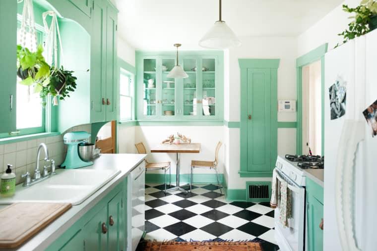 mint retro kitchen_Vintage Kitchen: How to Play Up a Retro Decor