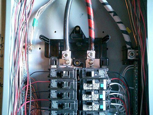 Electric panel circuit breaker_The Difference Between Fuses and Circuit Breakers 