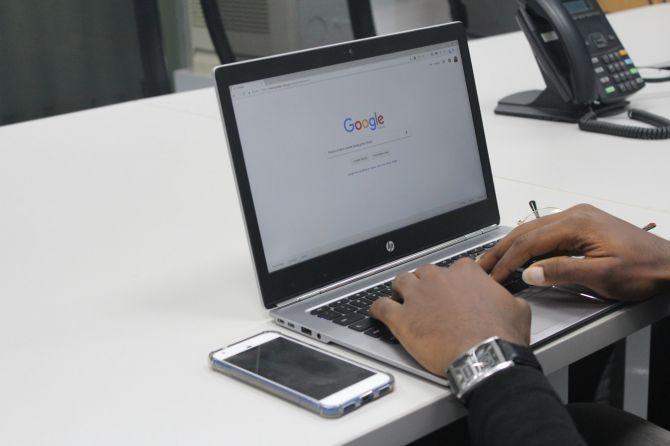 laptop ouvert sur Google_Pourquoi SoumissionRenovation.ca vous rend la vie plus facile_Soumission Rénovation