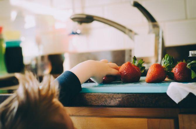 Évier de cuisine avec fraises