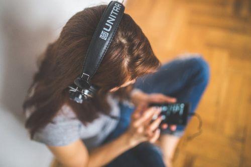 Femme qui porte des écouteurs_woman wearing headphones