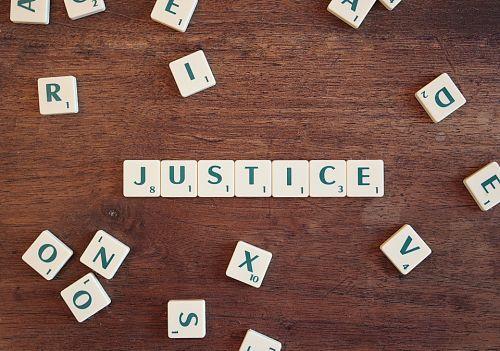 Justice lettres scrabble