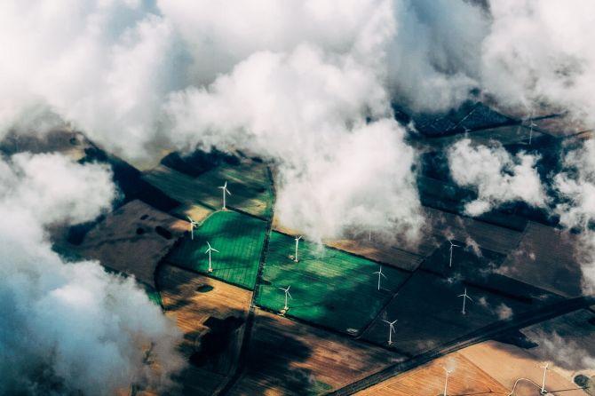 Champ d'éoliennes sous les nuages