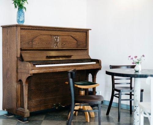 Salle à manger avec piano