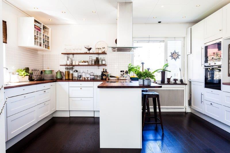 Cuisine avec étagères ouvertes_open shelving kitchen