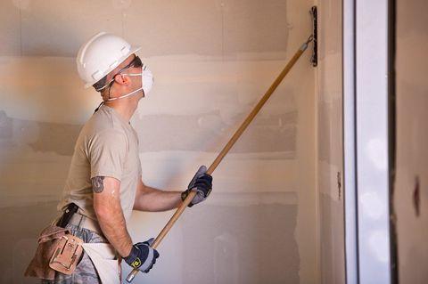 Homme qui tire joints_man applying drywall compound