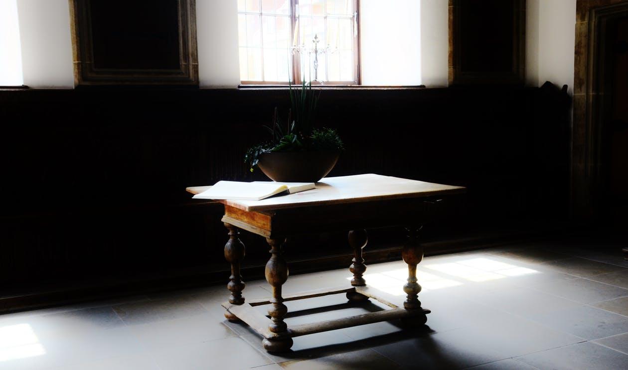 Wooden table to pain with a sleek look